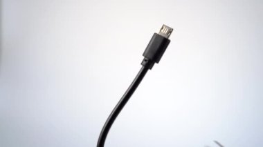 Makas siyah mikro USB kablosunu kesiyor. Beyaz arka planda. Onarım fikri yüklendi.