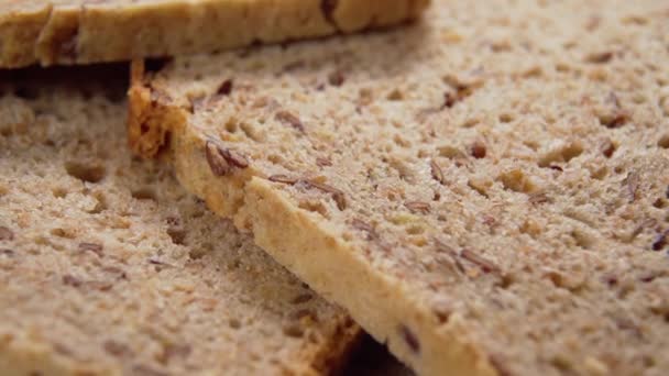 Κόπηκε Σιτάρι Ολικής Αλέσεως Ψωμί Κοντά Μακρο Υφή Πορώδους Ψημένης — Αρχείο Βίντεο