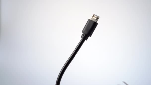 Nůžky Stříhají Černý Micro Usb Kabel Zblízka Bílém Pozadí Nápad — Stock video