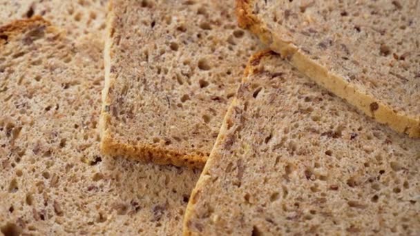 Pane Intero Fette Con Crosta Croccante Marrone Alimentari Sani Macro — Video Stock