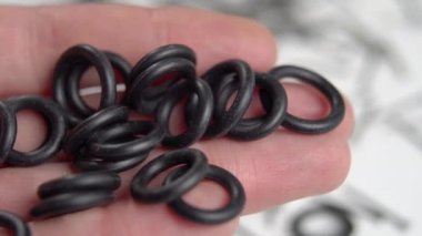 Endüstriyel ve ev sıhhi tesisatı için lastik halkalar. Yuvarlak contalar. Kapatın. Makro