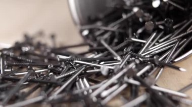 Metal çelik çiviler yavaş çekimde düşüyor. Makro. Mobilya montaj aracı