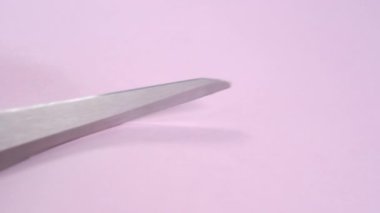 Renkli pembe kağıt kesmek için makas kullanmak. Makro atış. DIY yaratıcı çalma konsepti