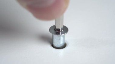 Allen anahtarını kullan. Büyülü anahtarla vida becermek. Yeni ev mobilyaları monte ediliyor. Makro. El aracı