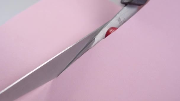 Нарезание Цветной Розовой Бумаги Ножницами Закрывается Макро Выстрел Концепция Творчества — стоковое видео