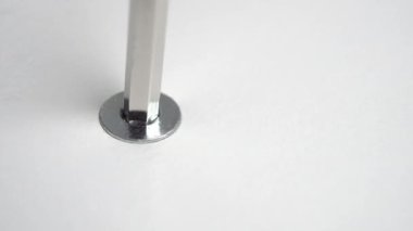 Mobilyaların vidalarını ingiliz anahtarıyla sökmek. Beyaz komodini sökmek için Allen anahtarını kullanıyor. Makro