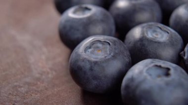 Kırsal ahşap bir yüzeye yakın plan yaban mersini. Böğürtlen. Makro atış. Döndürme