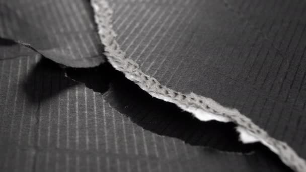 Borde Papel Negro Roto Capas Cartón Corrugado Rasgado Macro Rotación — Vídeo de stock