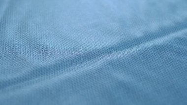 Mikrofiber cam ve lens temizleme bezi. Mikro fiber peçete. Mavi yüzey. Makro. Döndürme