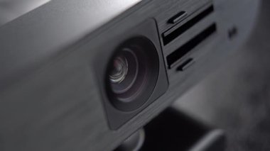 Video konferans ve online sohbet için web kamerası. Webcam lensi. Dönen siyah akış cihazı. Makro. Döndürme. Kapat.