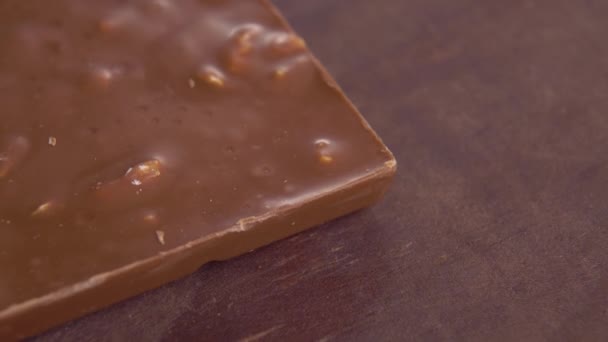 Melk Chocolade Textuur Met Noten Een Houten Grungy Oppervlak Een — Stockvideo