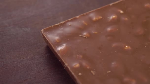 Σοκολάτα Γάλακτος Ξηρούς Καρπούς Υφασμένη Επιφάνεια Κακάο Ένα Ρουστίκ Πίνακα — Αρχείο Βίντεο