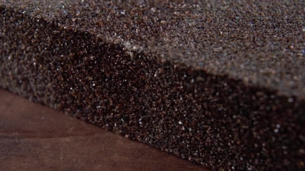 Broušení Houbového Bloku Dřevěném Povrchu Abrazivní Hrubá Textura Pískového Papíru — Stock video