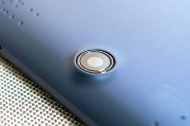Mobil dijital elektronik cihazın arkasındaki tablet kamera. Yakın plan. Uzayı kopyala Makro çekim