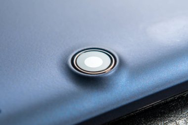 Mobil dijital elektronik cihazın arkasındaki tablet kamera. Yakın plan. Uzayı kopyala Makro çekim