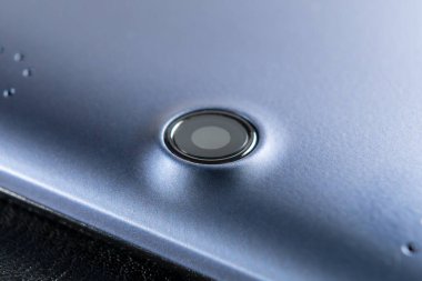 Tablet kamera lensleri kapanıyor. Mavi dijital cihaz. Makro atış. Siyah arkaplanda
