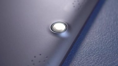 Yuvarlak objektifli mobil tablet. Makro. Döndürme. Web İnternet sohbet aygıtı