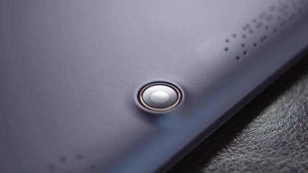 Desinfektion Der Tablet Kamera Mit Einem Blauen Tuch Makro — Stockvideo