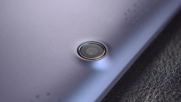 Mão Bloqueia Lente Webcam Tablet Com Dedo Para Segurança Digital — Vídeo de Stock