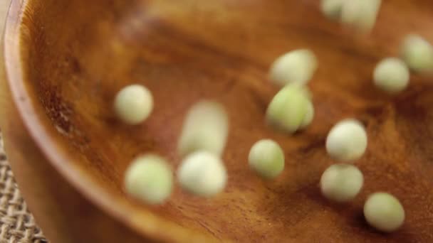 Trockene Grüne Erbsen Getrocknete Harte Hülsenfrüchte Die Auf Rustikalem Sacktuch — Stockvideo