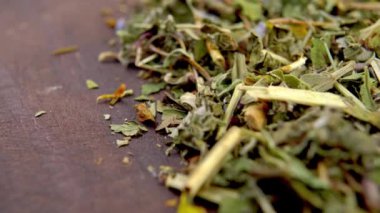 Kurumuş bitki çayı yaprakları ahşap kırsal grunge arka planda kapanıyor. Makro. Döndürme