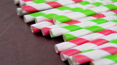 Renkli karton kağıt, yenilenebilir. Ahşap bir bar masasında yakın plan içme çubuğu. Makro. Döndürme. Çevre koruma kavramı