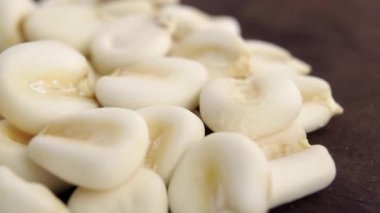 Tam bir çiğ hominy. Kuru mısır, bir köy tahtasındaki tahılları kurutur. Makro atış. Meksika mutfağı. Döndürme