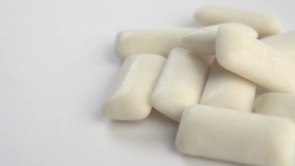Goma Mascar Hortelã Superfície Branca Macro Rotação Conceito Frescura Dentária — Vídeo de Stock