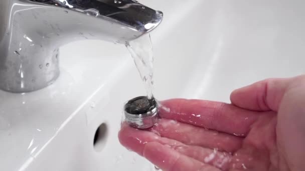 Rostschuppen Einem Verstopften Schmutzigen Wasserhahnbelüfter Der Hand Reinigung Mit Fließendem — Stockvideo