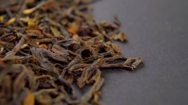Suszone Indyjskie Liście Herbaty Czarnym Tle Makro Obrót — Wideo stockowe