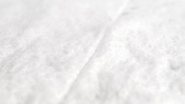 Kalıplı Beyaz Kağıt Bir Yüz Dokusuna Yavaş Çekimde Temiz Püskürtmek — Stok video