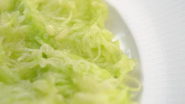 Grön Konsistens Riven Hackad Zucchini Närbild Makro Rotation Färsk Grönsak — Stockvideo