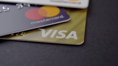 İspanya, Oviedo, 15 Mart 2022, Visa ve Mastercard banka kredi kartları. Seçici odaklanma. Siyah bir arka planda. Döndürme. Makro