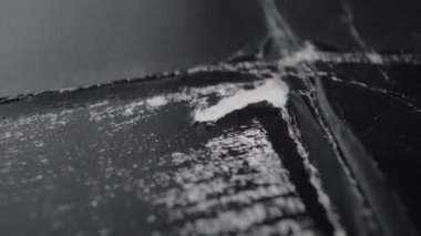 Yıpranmış kırışıkların siyah kağıt grunge dokusu, yakın kırışıklıklar. Makro. Buruşuk eski karton