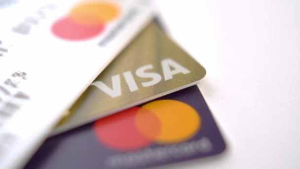 西班牙 奥维耶多 2022年3月15日 银行信用卡在白色关门 有选择的重点 — 图库视频影像