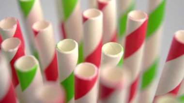 Eğlenceli çizgili karton çubuk pipetler. Çevreye zarar vermeyen kağıt tüpler. Makro. Kenarları kapat