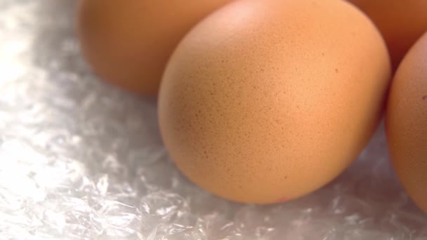 Бурые Куриные Яйца Пластиковой Упаковке Крупным Планом Макро Вращение — стоковое видео