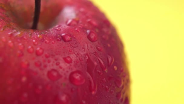 Roter Süßapfel Zeitlupe Mit Klarem Wasser Bestreuen Makro Auf Gelbem — Stockvideo