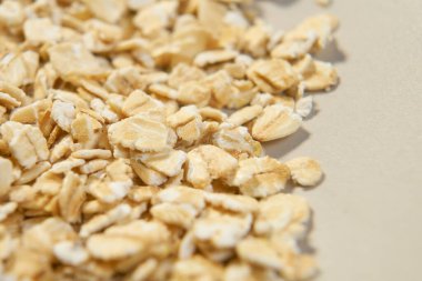 Sağlıklı çiğ yulaf ezmesi malzemesi. Ezilmiş yulaf ezmesi. Makro atış. Boşluğu kopyala        