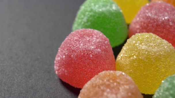 Farbige Marmeladenbonbons Mit Zucker Auf Schwarzer Oberfläche Süßer Snack Mit — Stockvideo