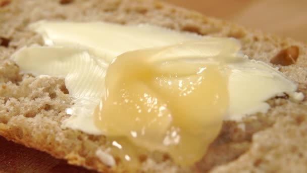 Apfelmus Auf Ein Sandwich Mit Butter Gießen Spritziges Apfelmus Makroschuss — Stockvideo