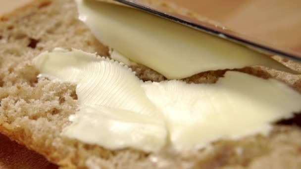 Volkoren Ambachtelijk Gesneden Brood Boteren Een Rustieke Houten Tafel Macro — Stockvideo