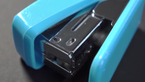 Nieuw Blauw Kantoor Nietmachine Zwart Papier Een Macro Rotatie Schoolbenodigdheden — Stockvideo