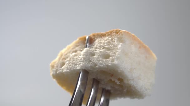 Pedaço Pão Trigo Com Uma Crosta Crocante Garfo Close Macro — Vídeo de Stock