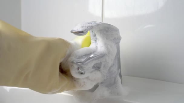 Καθαρισμός Της Βρύσης Σφουγγάρι Και Αφρό Χέρι Προστατευτικό Γάντι Από — Αρχείο Βίντεο