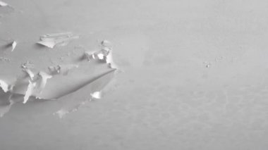 Çatlamış ve boyalı alçıpan üzerine beyaz boya dökülmüş banyo tavanı. Küflü bir apartman dairesinde nem ve rutubet. Alçıtaşı alçı tahtasındaki bozulma