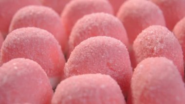 Pembe şeker marmelatlı şekerler. Şekerli jöleli şekerler. Makro. Döndürme