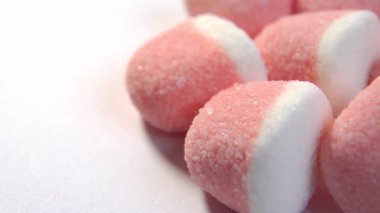 Çilekli marmelat şekerli jöle pembe şeker beyaz arka planda yakın plan. Makro atış. Döndürme