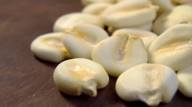 Tahta kırsal arka planda kurutulmuş mısır ezmesi. Çiğ hominy tahıl. Makro. Dolly vurdu.