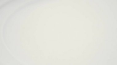 Naneli ve meyveli sakız çiğnemek. Farklı renkte çiğneme pedleri beyaz seramik bir yüzeye yavaş çekimde düşüyor. Makro